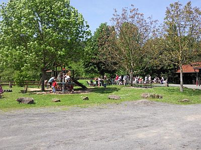Spielplatz und die Bnke sind belegt (Juni 2010)